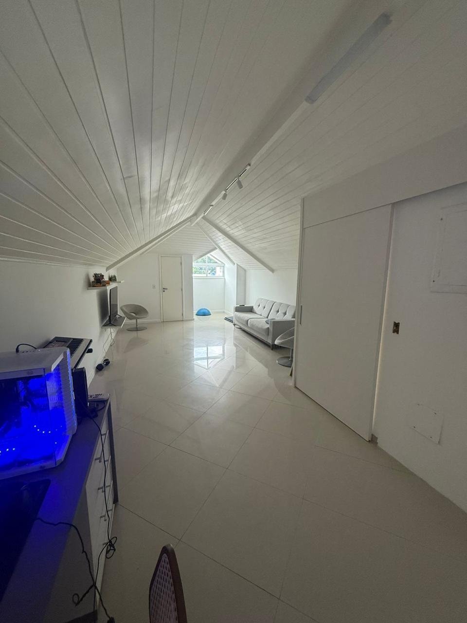 Casa ampla e sofisticada com sótão para aluguel em condomínio fechado - foto 11