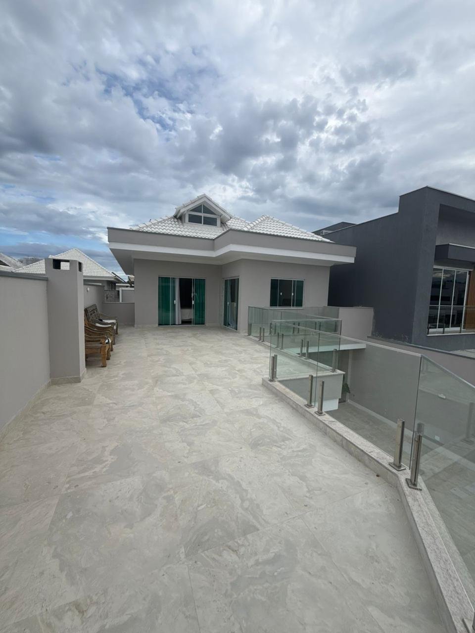 Casa ampla e sofisticada com sótão para aluguel em condomínio fechado - foto 2